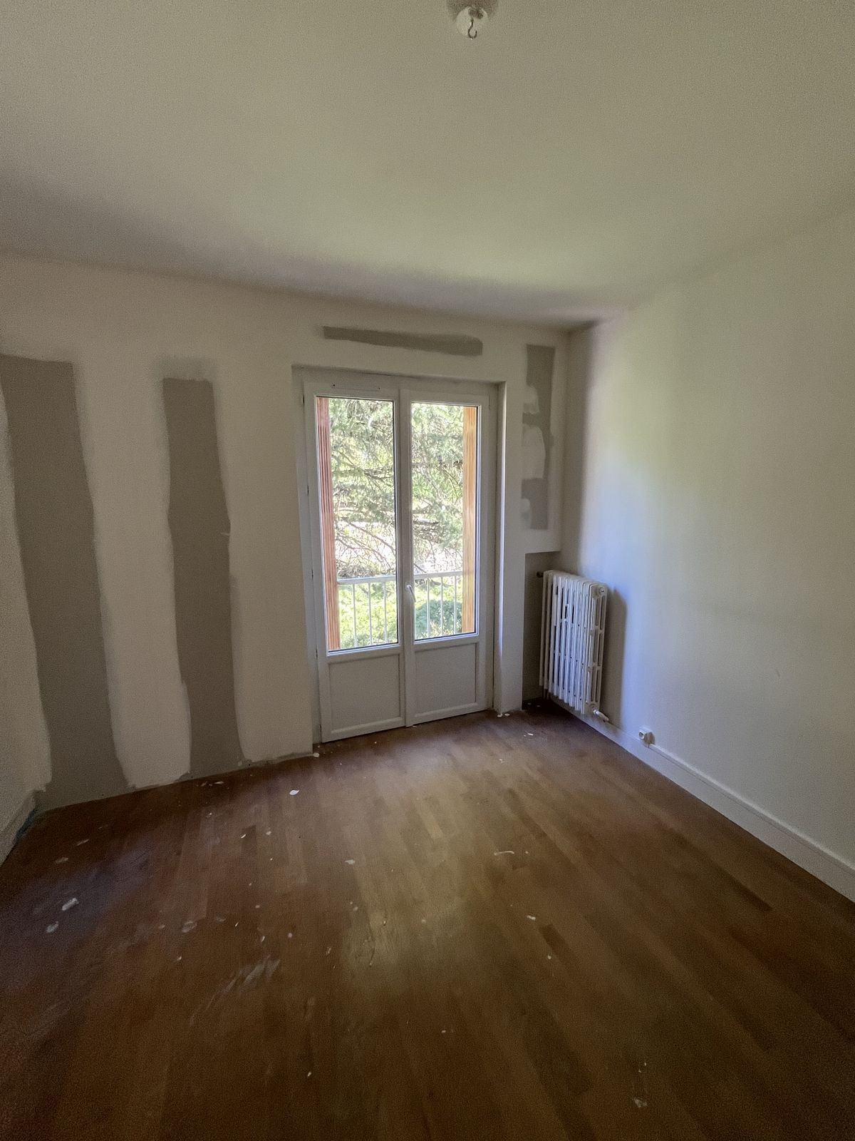 Chambre parquet murs enduits prêts à peindre – artisan plâtrier Indre-et-Loire