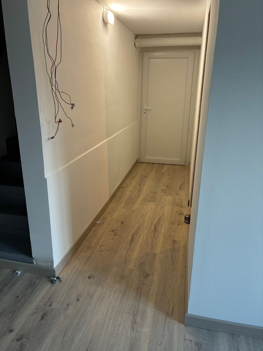 Couloir après travaux avec cloisons placo finition blanche – Souchet Travaux Intérieurs