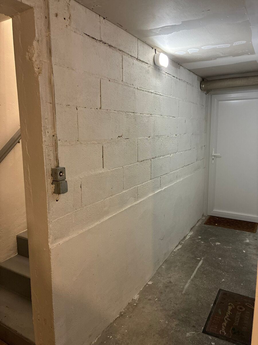 Couloir avant travaux avec murs en parpaings bruts – chantier plaquiste Tours 37