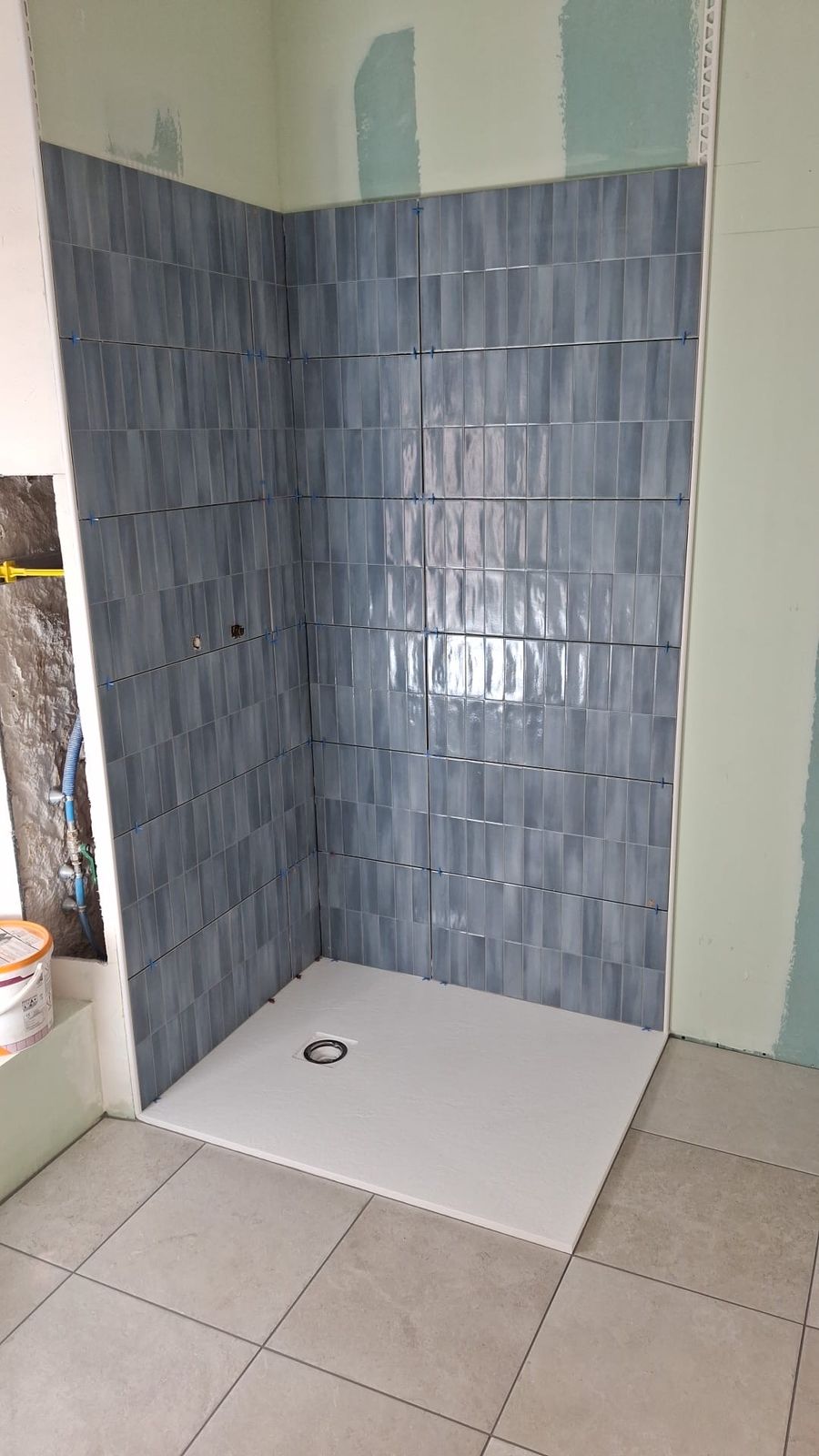 Douche faïence bleue posée sur placo hydrofuge STI – rénovation salle de bain Tours